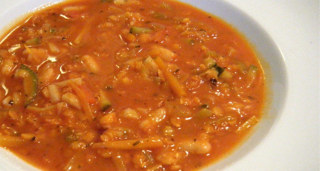 Tomaten-Gemüse-Suppe mit weißen Bohnen und roten Linsen