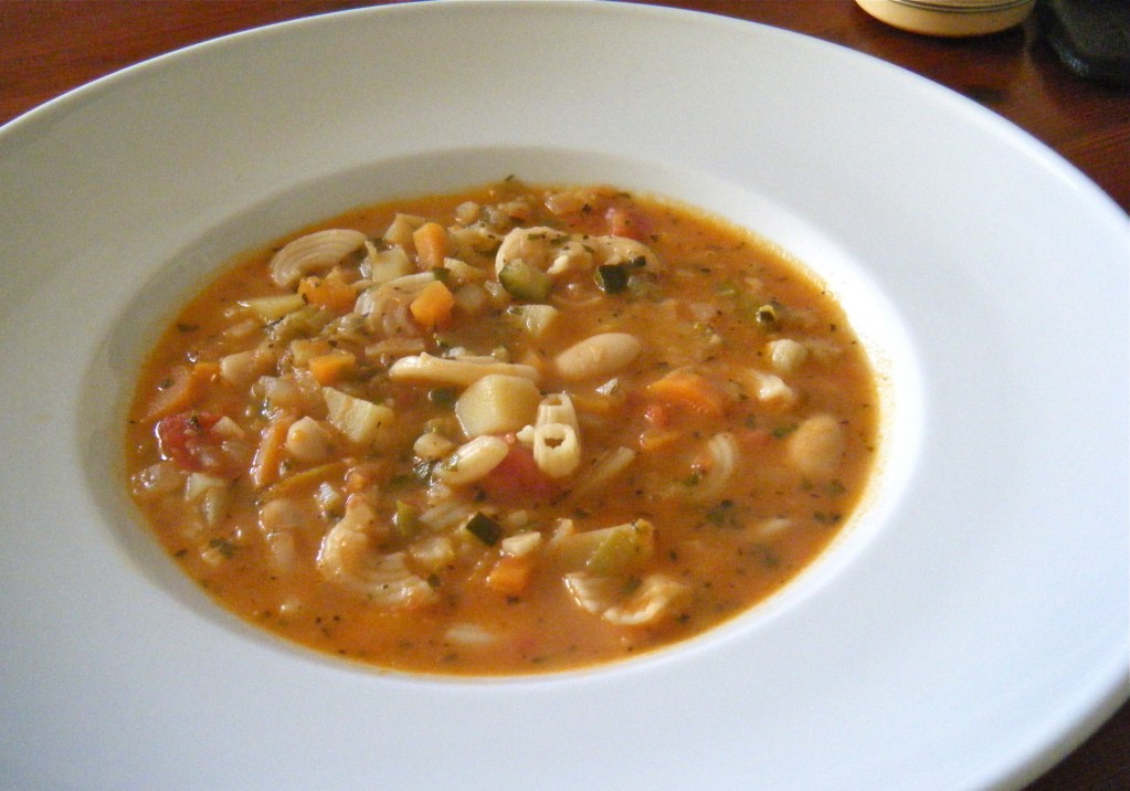 Gemüse-Tomaten-Suppe mit weißen Bohnen und Nudeln