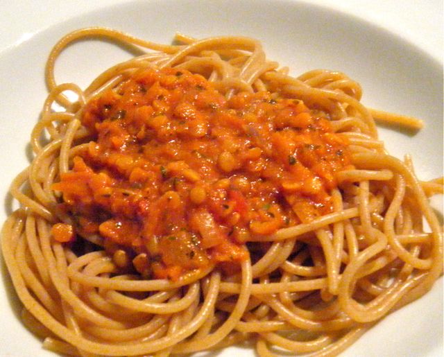 Vollkornspaghetti mit Rote-Linsen-Bolognese