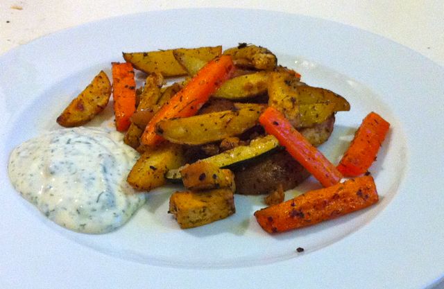 Ofenkartoffel-Gemüse mit Tofu und Kräuter-Dip