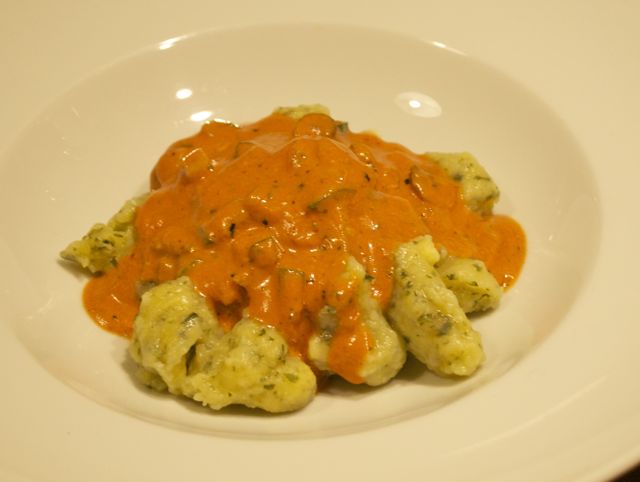 Bärlauch-Gnocchi mit pikanter Tomaten-"Sahne"-Sauce