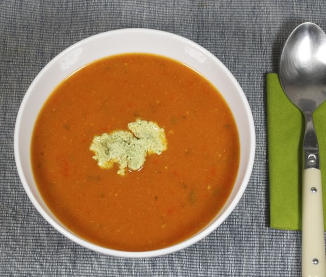 Paprika-Tomaten-Suppe mit Cashew-Basilikum-Creme